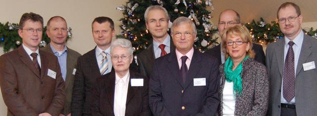 Die Moderatoren, Dr. Sabine Grotkamp (rechts außen) neben Dr. Gerhard Fergenbauer (Mitte, vorne), im Kreis der Referenten 